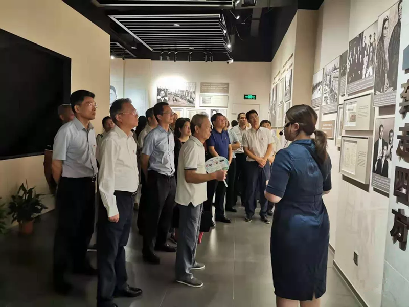 圖為參觀張?zhí)准o(jì)念館.png