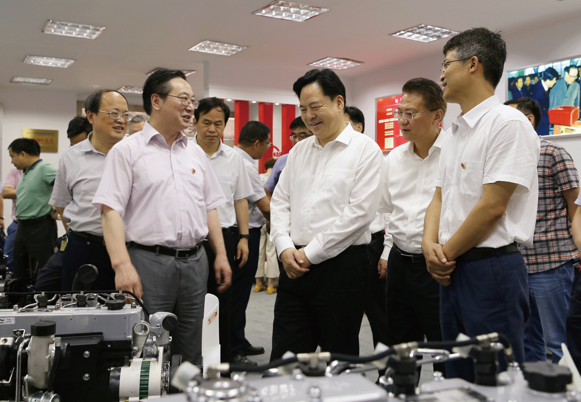 圖為常州市長陳金虎一行參觀公司產(chǎn)品陳列室.jpg